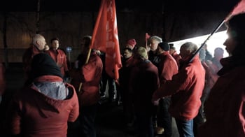 Syndicalisten in actie aan de poort van Norbord